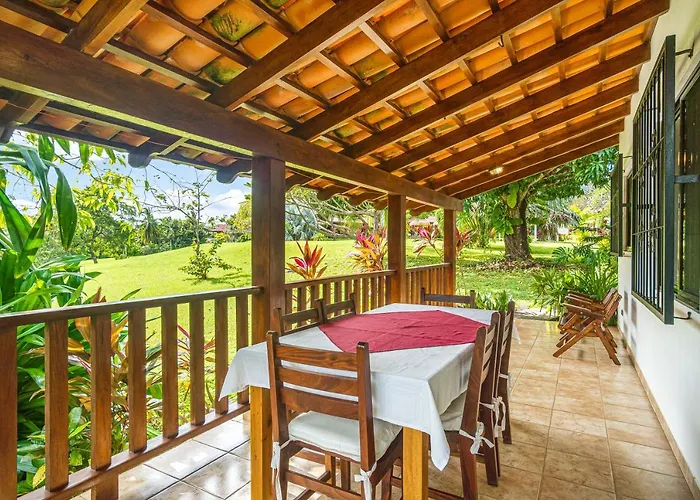 Guacamaya Lodge *