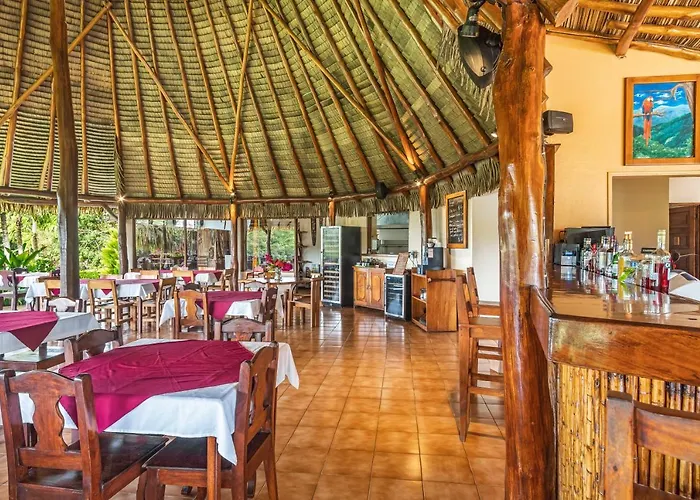 Guacamaya Lodge *