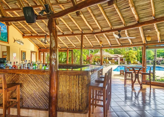 Guacamaya Lodge *