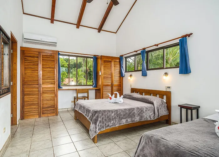 Guacamaya Lodge *