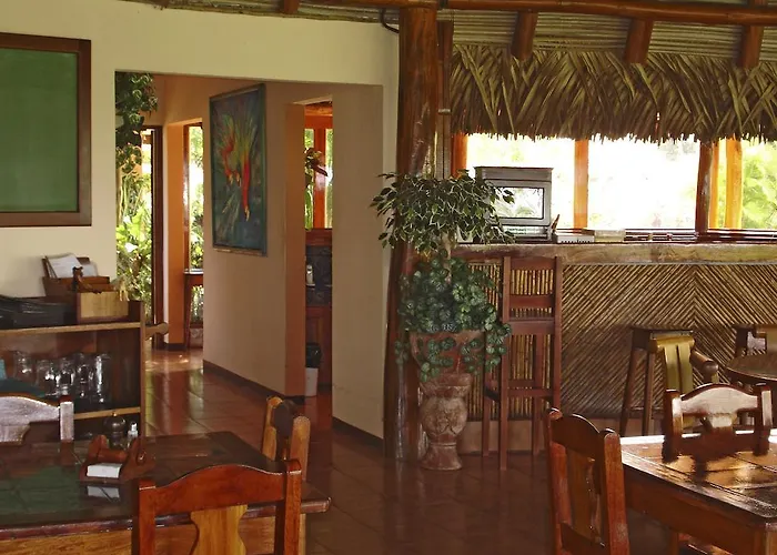 Guacamaya Lodge *