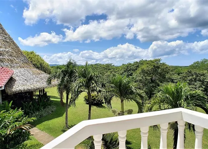 Guacamaya Lodge *